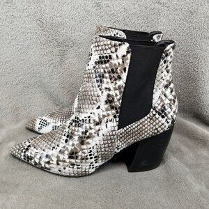 Lulus Shoes Womens SIze 9 Faux Snakeskin White Black Ankle Boots